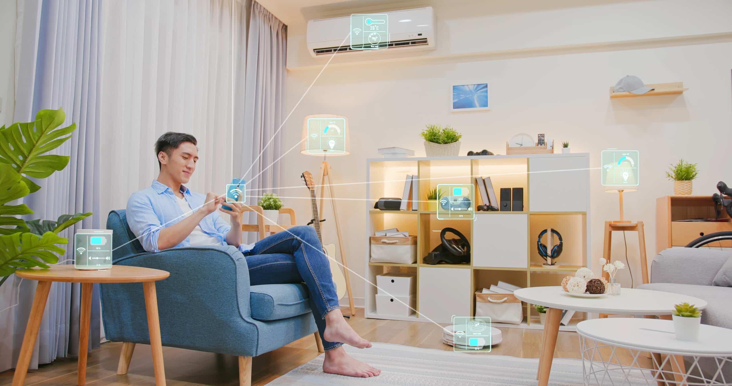 Homme souriant sur un fauteuil, contrôlant sa maison intelligente via smartphone; icônes AR d'objets connectés (clim, lampes, robot aspirateur) apparaissent.